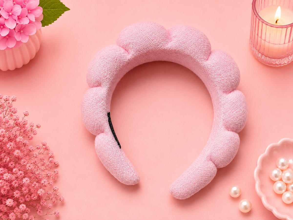Detalle de la diadema para rutinas de belleza y autocuidado