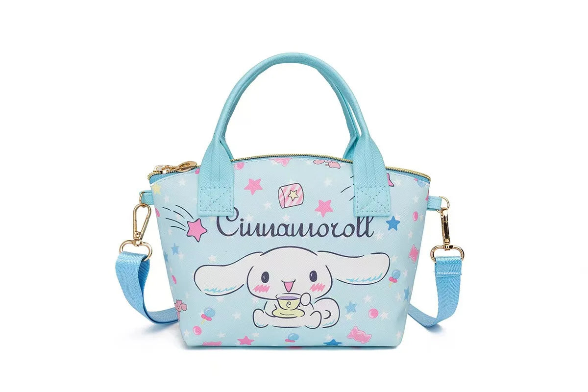 Bolso estampado Sanrio disponible en cuatro variantes de color