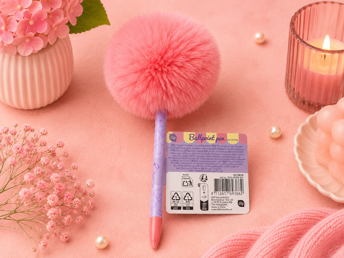 Detalle del pompón decorativo de un bolígrafo kawaii