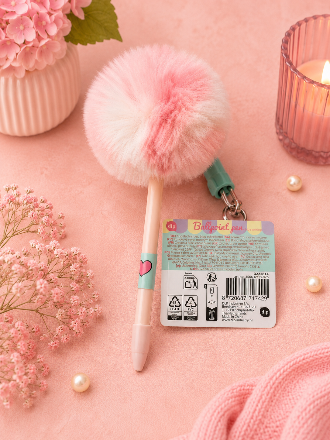 Bolígrafo decorativo junto a material de papelería kawaii