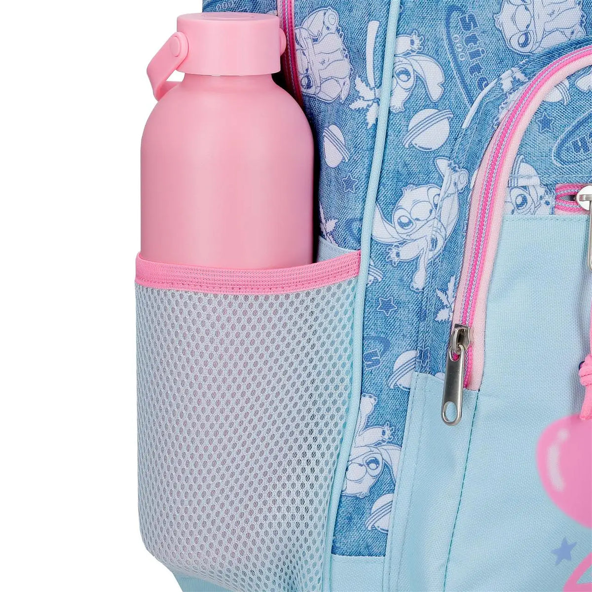 Llavero decorativo con pompón unido a la mochila