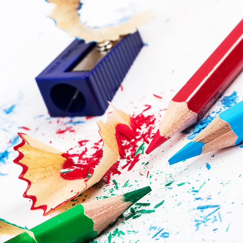 Material de coloreado organizado dentro de una caja metálica