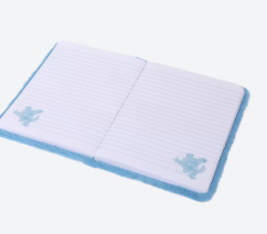 Detalle del diseño de peluche en la cubierta de un cuaderno A5