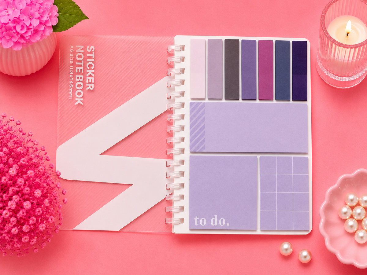 Cuaderno con notas adhesivas integradas para organizar apuntes