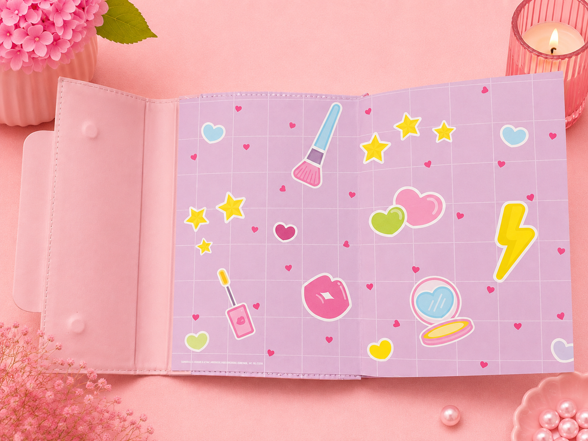 Detalle del diseño kawaii de la portada del cuaderno