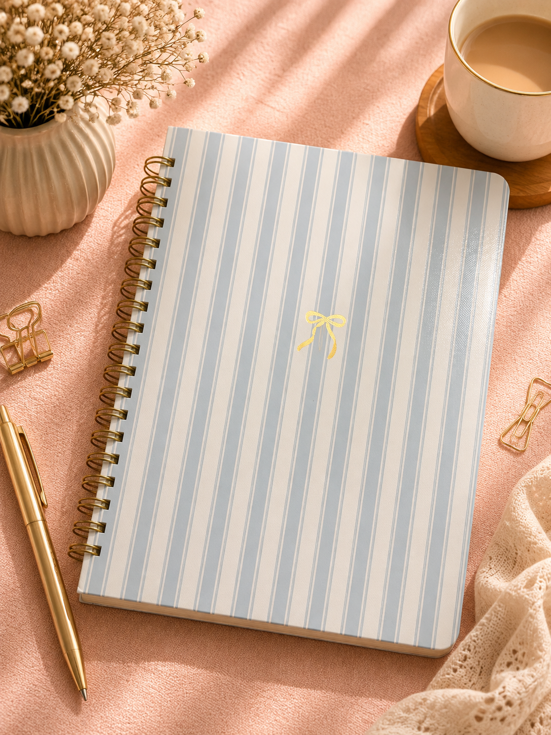 Cuaderno A4 rayado disponible en azul, negro y amarillo