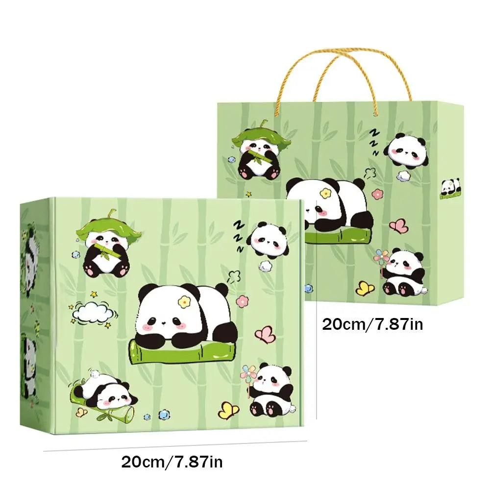 Detalle del estampado de panda en el material escolar