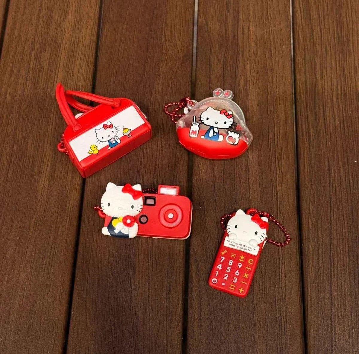 Detalle de un mini coleccionable Kt Cat del 50 aniversario