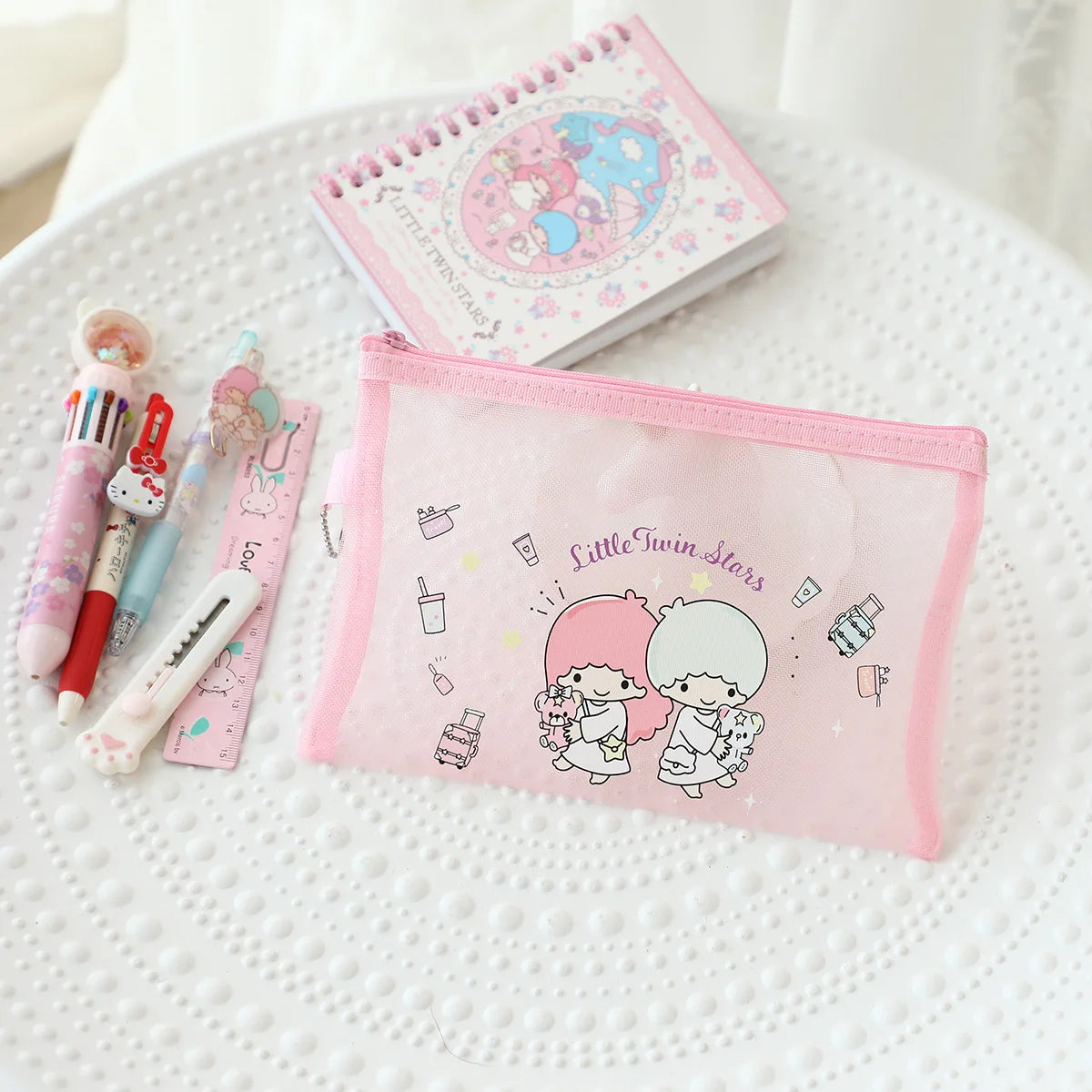 Diseños de Hello Kitty y Cinnamoroll en el material
