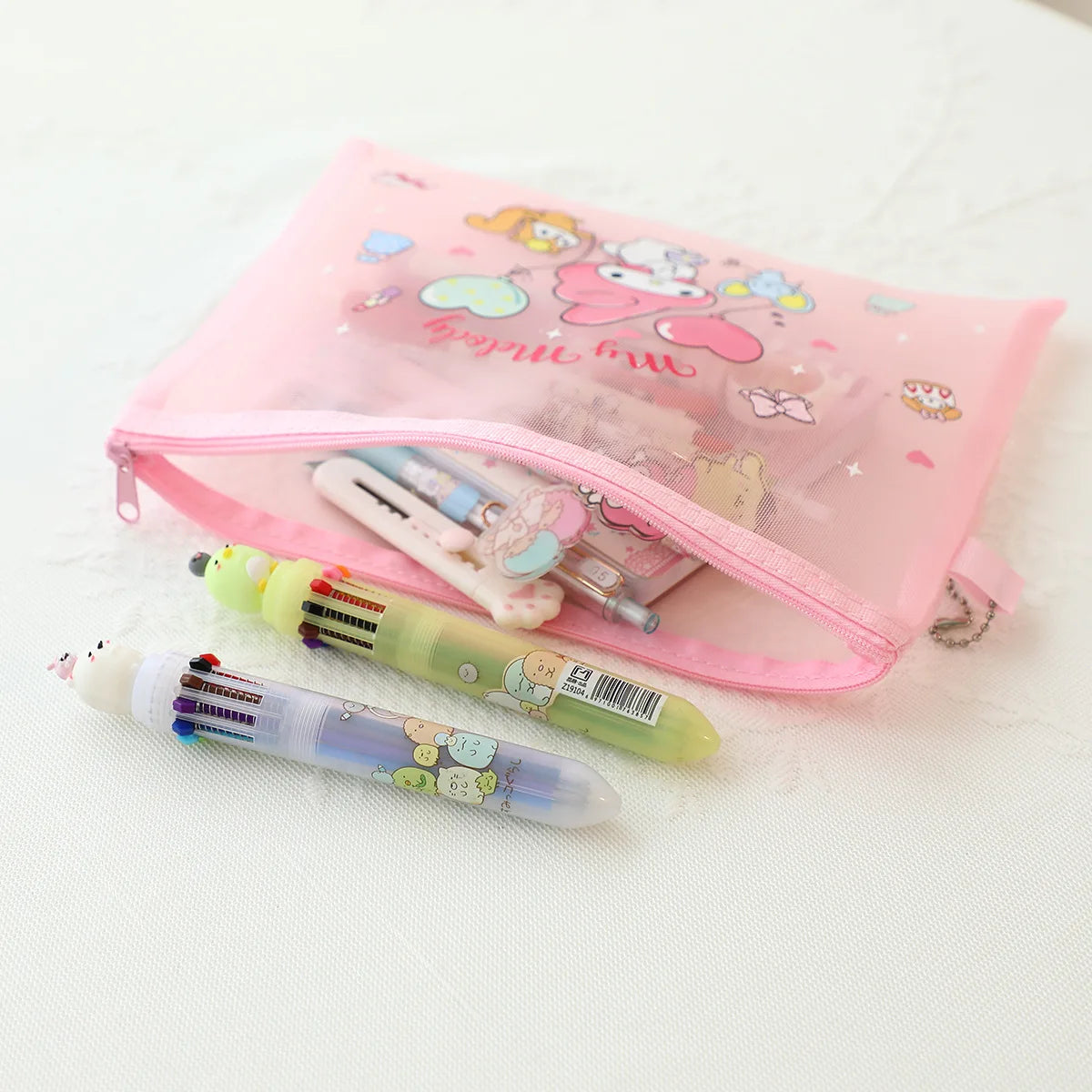 Diseño de Hello Kitty en la bolsa del set