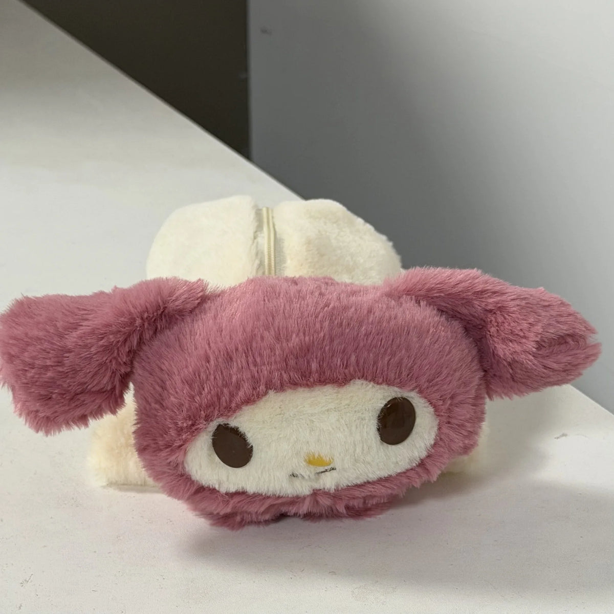 Detalle del cierre en un estuche de peluche