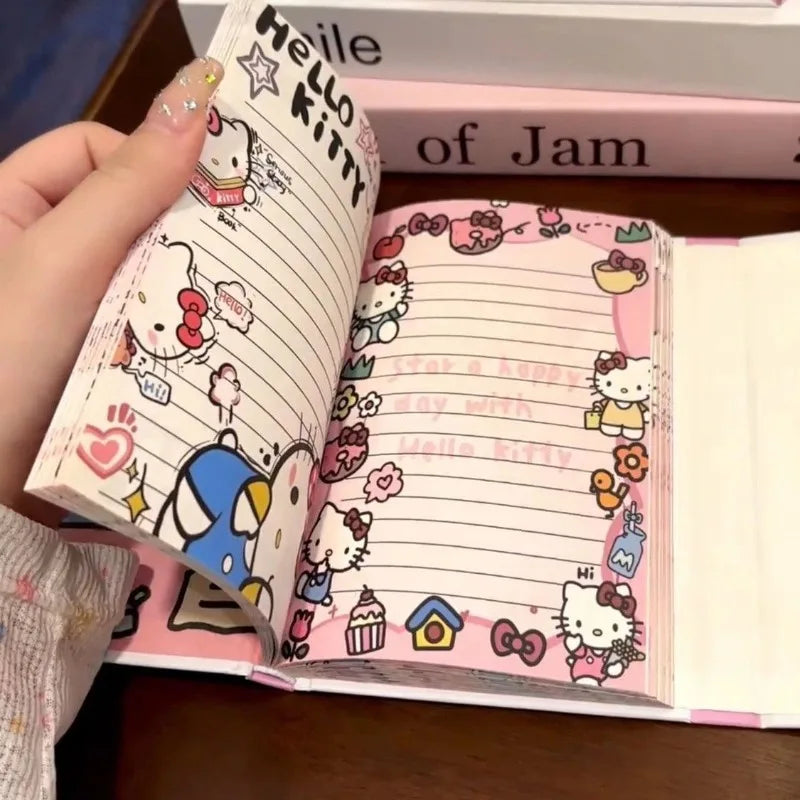 Cuaderno tríptico de Hello Kitty preparado para tomar apuntes