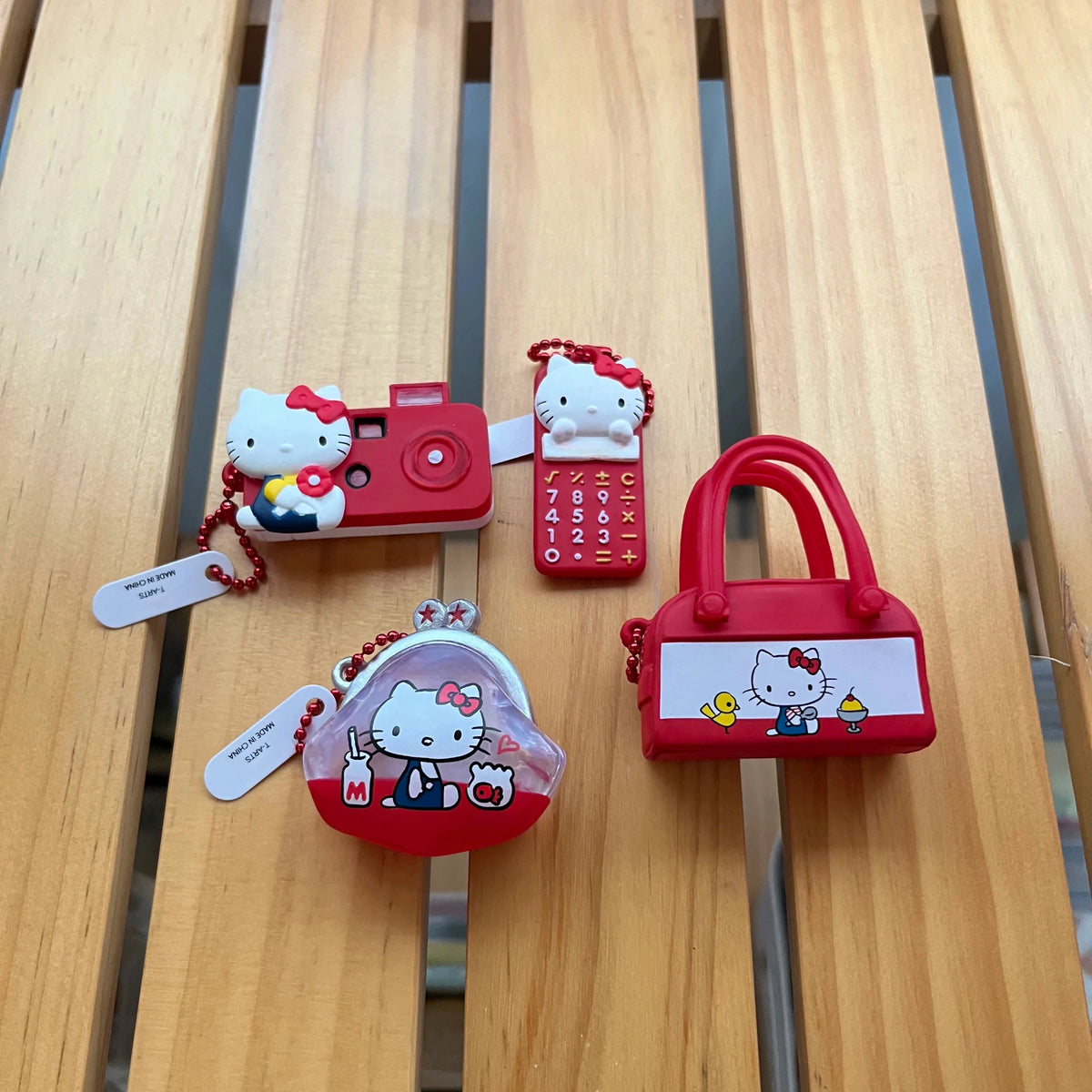 Piezas mini de Kt Cat presentadas como regalo