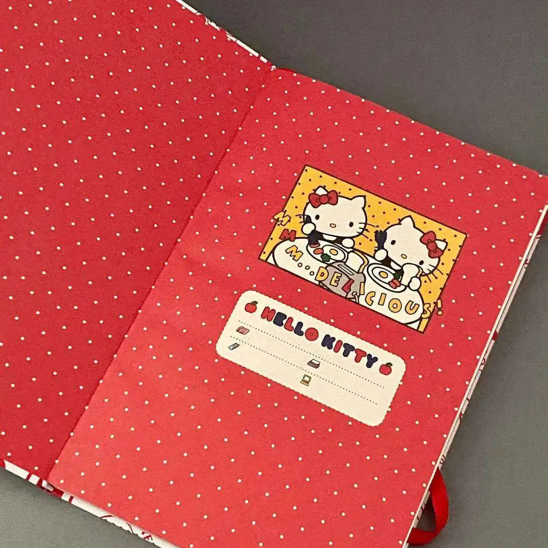 Detalle del diseño Hello Kitty en cuaderno de notas