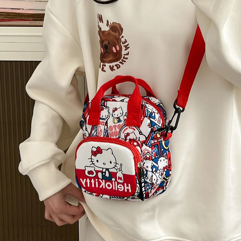 Espacio para el móvil y otros básicos en el bolso de Hello Kitty